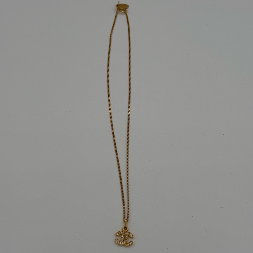 Elegant Gold Pendant Necklace